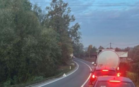 Autobus sletio s ceste kod Tuzle: Više osoba povrijeđeno, saobraćaj obustavljen