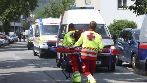 Automobil sa državljankom Srbije i djecom sletio s puta kod Vilaha, vatrogasac spasio pet osoba
