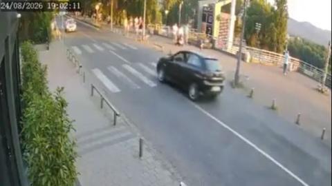 Automobilom pokosio majku sa djecom na trotoaru, petogodišnja djevojčica preminula