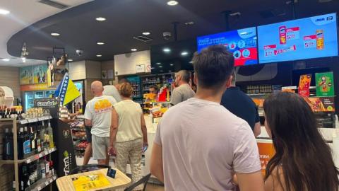 Benzinske pumpe preuzele ulogu trgovina: Redovi od dvadesetak ljudi, radnici bez sekunde predaha