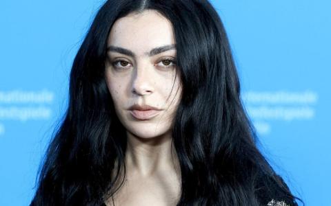 Charli XCX dobija ulogu u Scorseseovom hororu s DiCapriom i Jennifer Lawrence