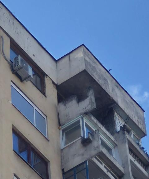 Devastirani balkon na vrhu zgrade godinama prijeti prolaznicima: Samo pukom srećom niko nije stradao