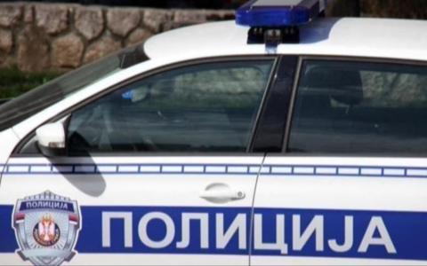 Dijete ostavljeno u užarenom automobilu, prolaznik čuo plač i pozvao pomoć