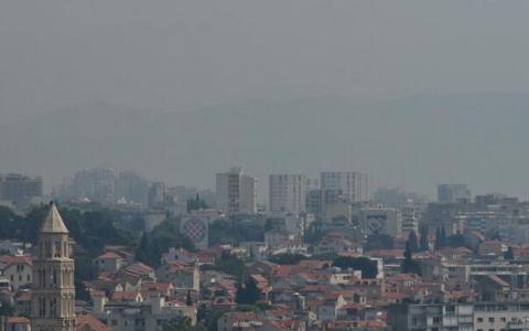 Dim iz požara kod Mostara stigao do Hrvatske, građani masovno zvali vatrogasce