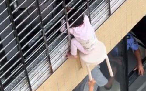 Djevojčica (3) visila s prozora na 12. spratu u Kini: Glava joj zaglavljena u rešetki