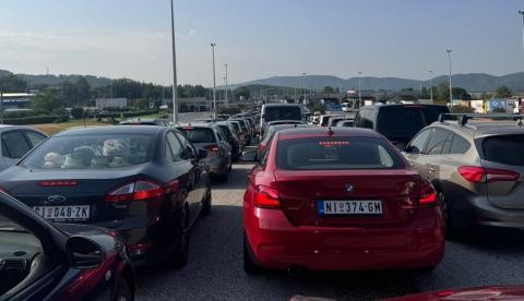 Gest solidarnosti na granici s Grčkom: putnici zajedno riješili kvar na automobilu