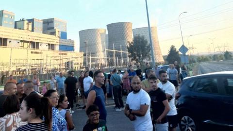 Građani se okupili ispred Termoelektrane Tuzla, traže hitnu reakciju zbog gustog crnog dima