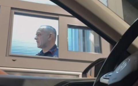 Granični policajac u Crnoj Gori zapjevao tokom provjere dokumenata, snimak postao hit