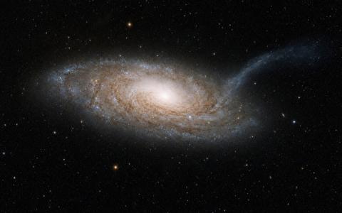 Hubble je snimio galaksiju NGC 4698 čije se središte ponaša drugačije od ostatka diska