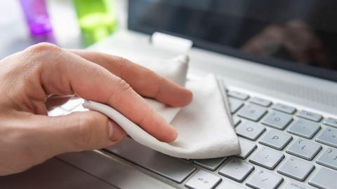 Kako očistiti tastaturu laptopa za samo par minuta