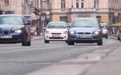 Mokri i klizavi putevi, magla i brojni radovi: šta vozače čeka danas u BiH