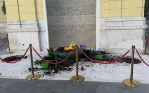 Nepoznate osobe oskrnavile Vječnu vatru u Sarajevu: iščupano drveće i grmlje