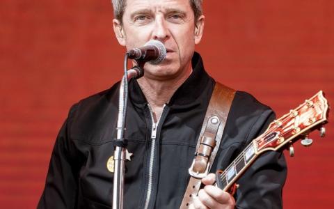 Noel Gallagher gost Amelije Dimoldenberg u oproštajnoj sezoni "Chicken Shop Datea"