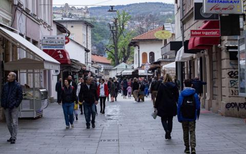 Oblačno i kišovito do subote, kada na planinskim vrhovima pada i snijeg