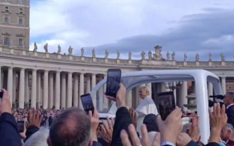 Papa Lav XIV se vratio vjernicima nakon operacije pluća: Zahvalio je na podršci i molitvama