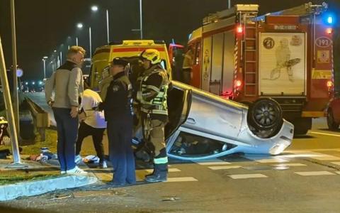 Pet osoba lakše povrijeđeno u Zagrebu, automobil se prevrnuo na krov