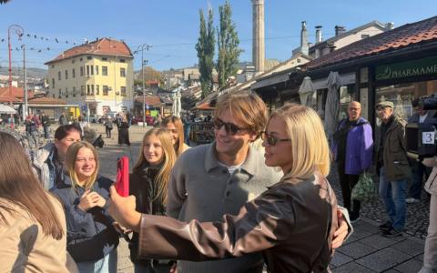 Pjevač Jakov Jozinović oduševio najmlađe fanove na Baščaršiji, u novembru nastupa u Skenderiji