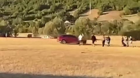 Potraga za vozačem koji je automobilom namjerno udario troje ljudi na konjičkim utrkama u Bileći