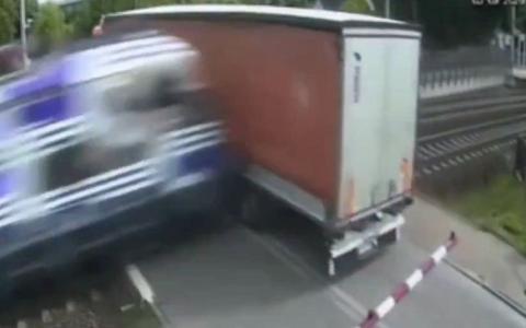 Putnički voz udario u kamion iz BiH na pružnom prijelazu u Gdanjsku