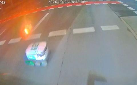 Robot dostavljač prešao na crveno svjetlo, povrijeđeno devet putnika u autobusu