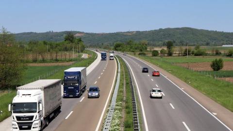 Saobraćajna nezgoda na autoputu između Malog Požarevca i Vrčina, saobraćaj usporen