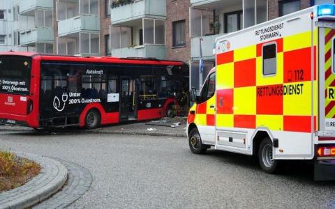 Školski autobus s 20 djece udario u kuću u Bad Oldesloeu, vozač zarobljen
