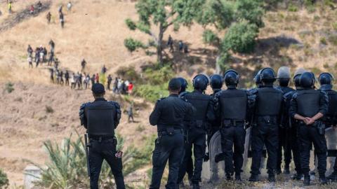 Stotine migranata protestovalo na plaži u Seuti tražeći azil u Španiji