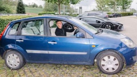 Štutgart mu poklonio luksuznog Mercedesa, a on izabrao 20 godina staru Ford Fiestu