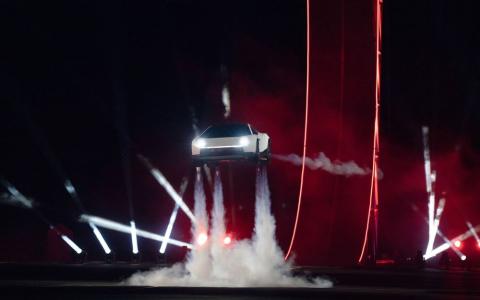 Tesla pokazao "leteći" Roadster, ali stručnjaci sumnjaju u praktičnost