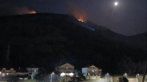 Trebinje prekriveno dimom: vatrogasci i volonteri bore se da spriječe širenje vatre prema kućama i šumi