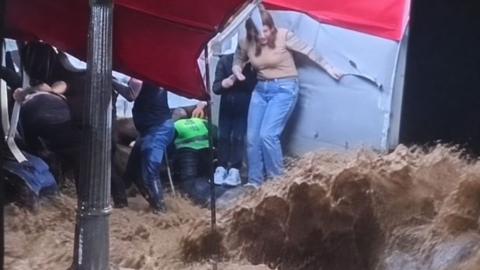 Tri osobe poginule u poplavama u Karakasu, među njima dvije tinejdžerke