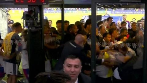 Tuča zasjenila historijski plasman Fenerbahčea, igrači se žestoko obračunali nakon utakmice u Lionu