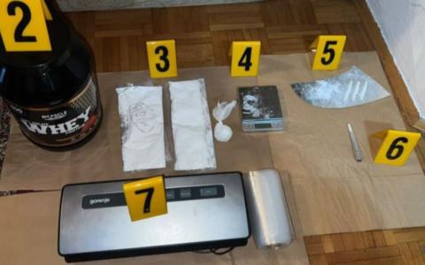 U Novom Sarajevu pronađeno oko 780 grama droge i ručna bomba, uhapšen 29-godišnjak