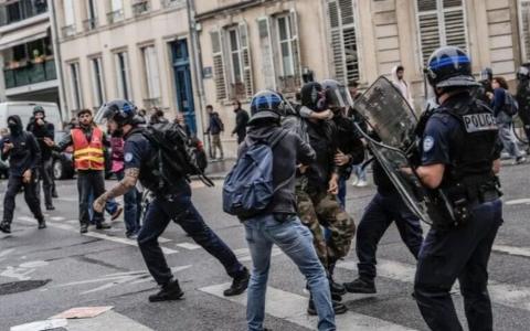 U Parizu protestovalo oko 110.000 ljudi, u više francuskih gradova sukobi s policijom i hapšenja