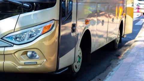 Ukrao autobus, pokupio društvo iz kafane i odvezao ih na piće u susedno selo