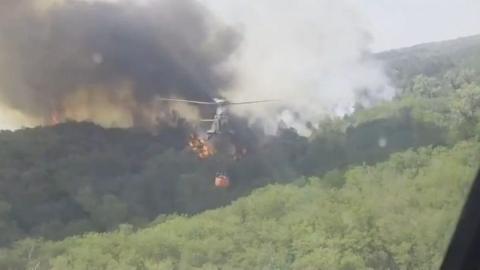 Vjetar širi požar u Deliblatskoj peščari, tri helikoptera u akciji gašenja