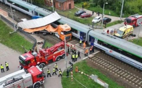 Vozač kamiona iz BiH optužen nakon što je voz udario u njegovu prikolicu na prelazu u Gdanjsku