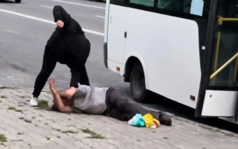 Žena izbacila muškarca iz autobusa i pretukla ga, putnici čekali da se napad završi