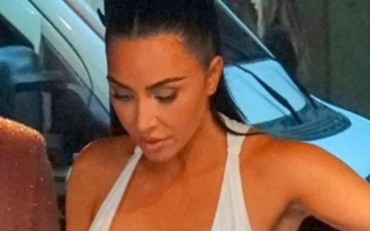 Kim Kardašijan u Rimu zbog dubokog dekoltea morala rukom pridržavati haljinu