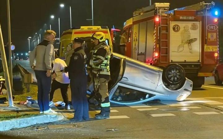 Pet osoba lakše povrijeđeno u Zagrebu, automobil se prevrnuo na krov