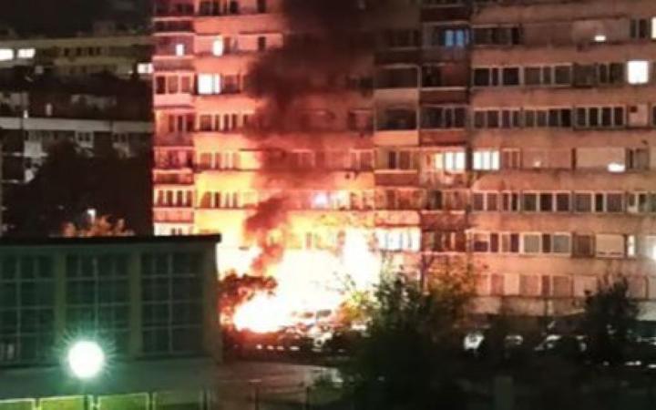 U Hrasnom i na Grbavici noćas gorjelo nekoliko automobila, privedene tri osobe