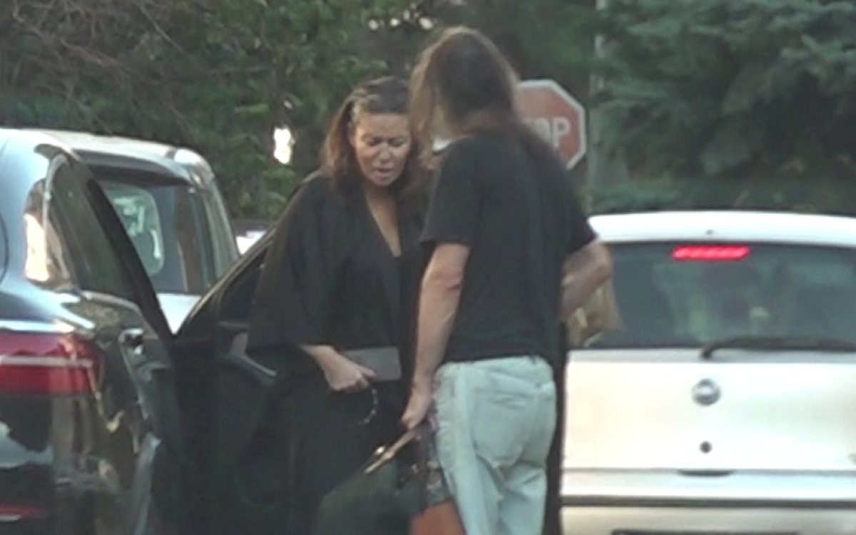 Ana Nikolić i Rale opet viđeni zajedno nakon svađe zbog Jelene Radanović
===SAŽETAK===
Pjevačica Ana Nikolić i kompozitor Goran Ratković Rale, koji su se nedavno razišli nakon sukoba vezanog za Jelenu Radanović, ponovo su viđeni zajedno. Ekipa „Papar
