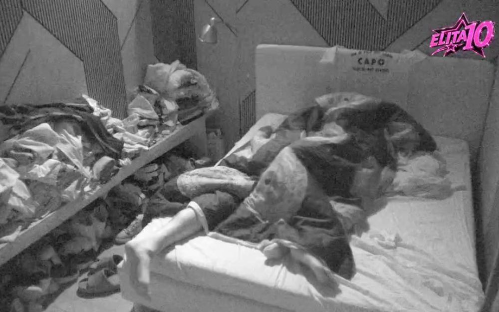 Aneli i Car se izdvojili od ostalih cimera i sklonili ispod prekrivača