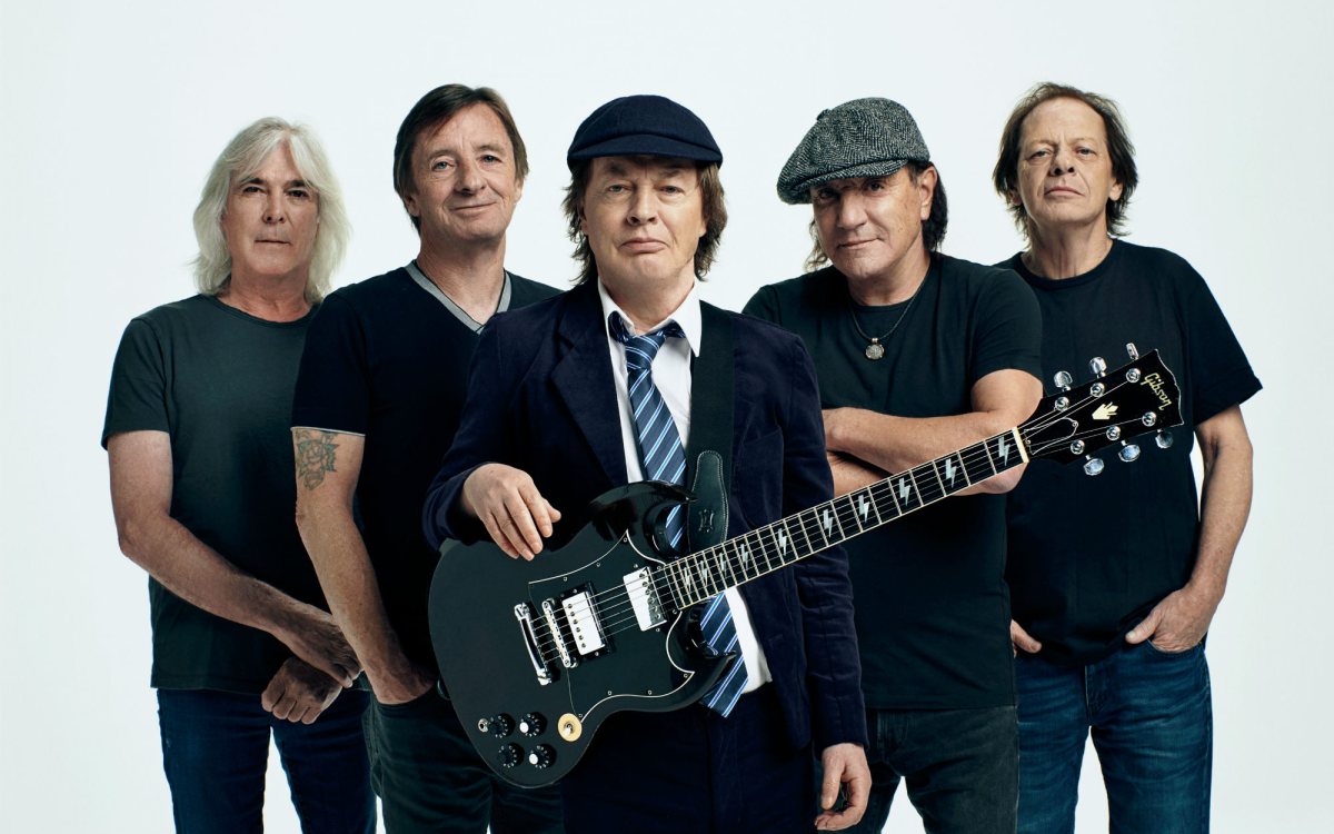 Angus Young iz AC/DC potpisao bebu obožavaoca u Torontu
