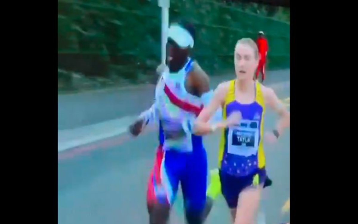 Atletičarka pala nakon sudara s muškim takmičarem, pa ipak stigla prva na cilj