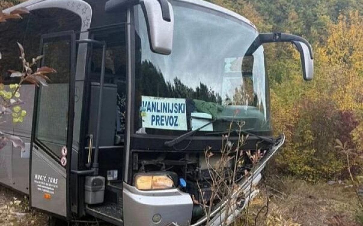 Autobus s fudbalerima Famosa sletio s ceste na putu za Goražde, utakmica odgođena