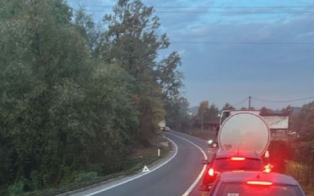 Autobus sletio s ceste kod Tuzle: Više osoba povrijeđeno, saobraćaj obustavljen