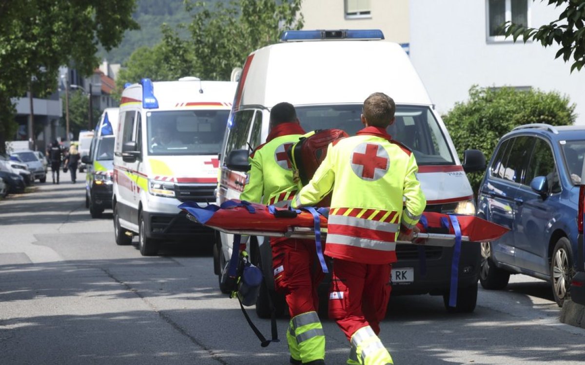 Automobil sa državljankom Srbije i djecom sletio s puta kod Vilaha, vatrogasac spasio pet osoba