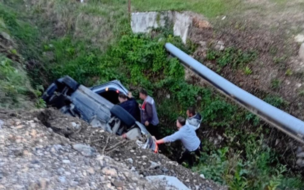Automobil sletio s kolovoza i završio u kanalu na putu Banja Luka – Čelinac
