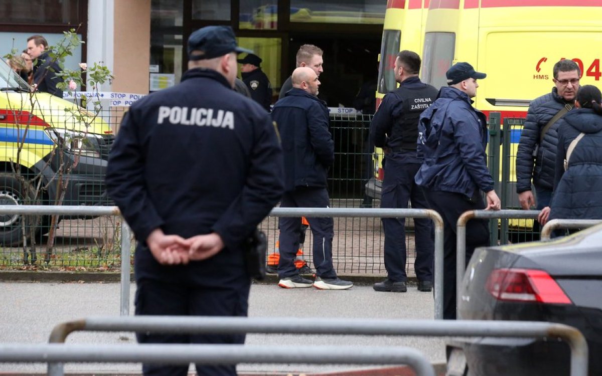 Automobil uletio u prepun kafić na odmorištu, ljudi u panici bježali s djecom u naručju